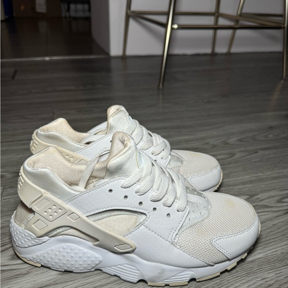 Nike Air Huarache Sneaker - Picture 1 of 8